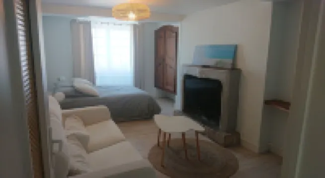 Newly renovated studio in the heart of town, separate kitchen