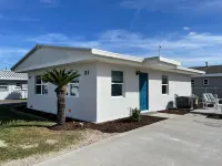 Cottage 31: Hibiscus Hut - Waterfront Lodging in Downtown Tavares, FL Hotels near Village Market Place of Tavares Shopping Center