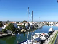 Magnificent 2 bedroom apartment for 7 people with marina and sea view
