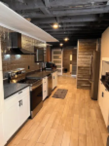 Private 1BR Apt, Two blocks from all arenas. Event parking included