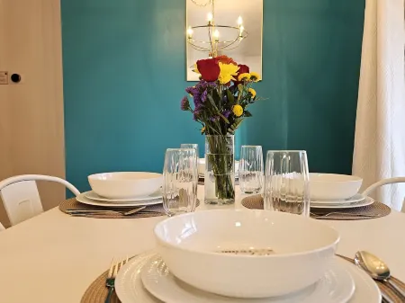 Little Gem- Near Airport & Savannah-Updated 3BR Ranch Home - Hot Tub & Game Rm