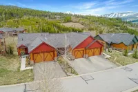 Majestic Views and Wildlife Access - Stunning Mountain Retreat فنادق في Fraser