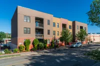 Granite Countertops and Secure Parking in Downtown - Elegant Retreat