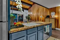 Spacious Deck and Cozy Loft - Stylish Mountain Retreat