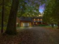 Stunning Lake Access and Cozy Gatherings - Exquisite Cedar Retreat Hotels near The Thatch House