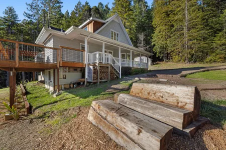 Mendocino Redwood Retreat - Vista House & Sunrise Cottage Отели рядом с достопримечательностью «Наварро Пойнт Презерв энд Синик Трейл»