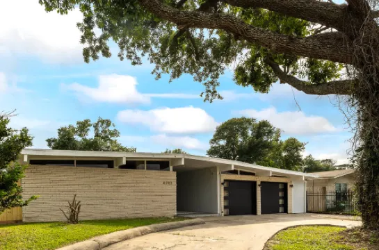 Luxurious Hot Tub and Game Room - Spacious Family Retreat