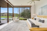 Negative Edge Pool and Stunning Dock - Exquisite Lakefront Retreat