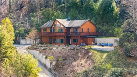 Breathtaking Mountain Views and Cozy Fire Pit - Stunning Getaway