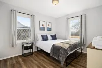 Cozy Living Room and Sheltered Patio Retreat - Charming Modern Escape Hotels in Peoria Heights