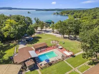 Stunning Views and Resort Amenities - Charming Lakeside Retreat
