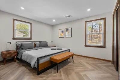 Spacious Living with Gourmet Kitchen and Smart TVs - Cozy Modern Escape Hotel in zona Fun In