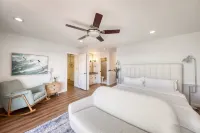 Panoramic Ocean Views and Rooftop Deck - Spacious Coastal Haven Hotels near Makati Chiropractic Center