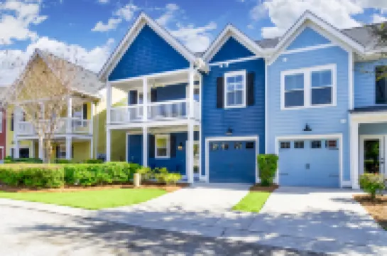 Elegant Townhouse with Modern Kitchen and Scenic Decks - Stunning Retreat