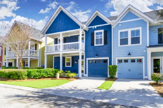 Elegant Townhouse with Modern Kitchen and Scenic Decks - Stunning Retreat