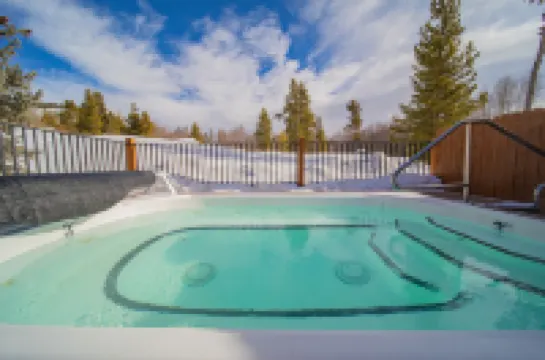 Community Hot Tub and Scenic Views - Charming Mountain Getaway