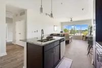 Elegant Retreat - Pool, Gym, High-End Kitchen, Spa, Wifi Hotels in Grandview Heights