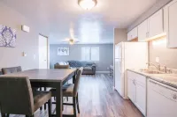 Wood'Inn - Cozy 2BD over the bridge Hoteles en Municipio de Fondulac