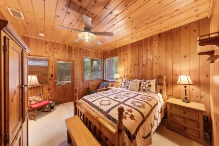Charming Cabin with Spa and Amazing Pine Views - Inviting Getaway