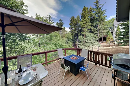 Emerald Oasis Отели рядом с достопримечательностью «Church of the Woods»