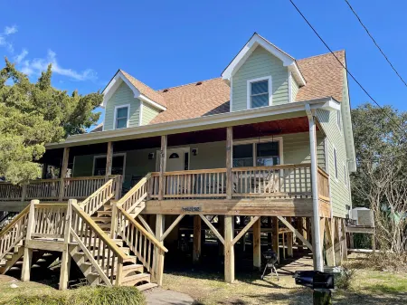 Spacious Kitchen and Screened Porch - Tranquil Family Retreat