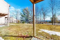 Ski-In/Out Condo with Electric Fireplace, Mountain Views, and Washer/Dryer Hotel di Cavendish