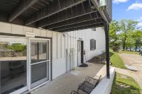 Lakefront Oasis with Whirlpool Tub and Kitchenette - Charming Retreat