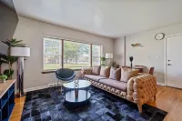 Flexible Check-In and Free Parking Spaces - Stunning Cozy Retreat