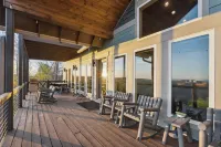 Panoramic Mountain Views and Cozy Hot Tub - Elegant Cabin Escape