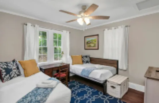 Screened Patio and Fast Wifi Access - Charming Cozy Haven Hotels in Lexington