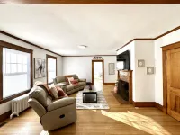 Spacious Living Areas and Cozy Atmosphere - Charming Group Retreat Karabin Farms附近的飯店