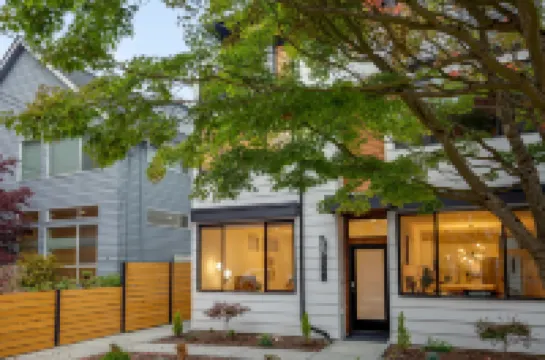 Rooftop Patio and Free Parking Available - Spacious Stylish Retreat Hotels in ballard