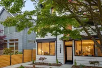 Rooftop Patio and Free Parking Available - Spacious Stylish Retreat Hotels in Ballard