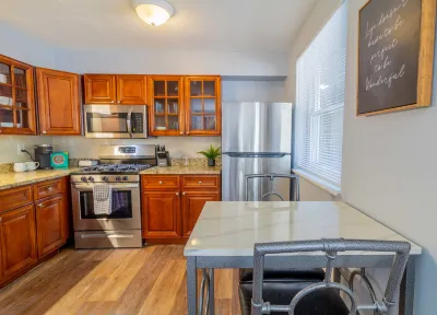 Short Drive to Ohio State and Vibrant Nightlife - Charming Getaway فنادق في 