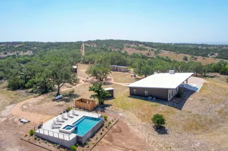 Scenic Views and Modern Luxury - Exquisite Hill Country Retreat Отели рядом с достопримечательностью «Национальный исторический парк имени Линдона Б. Джонсона»