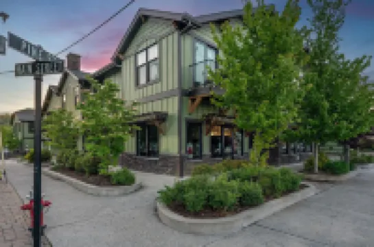 Charming Balcony and Contemporary Comfort - Elegant Mountain Retreat
