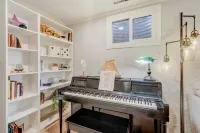 Peak View Palace- Mountain Views, Fire Table & Private Fenced in Yard