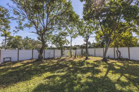 Charming 3-bedroom house with WiFi and AC in Royal Palm Beach