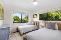 New! Luxurious Villa with Pool in West Palm Beach. 5 min from the Beach!