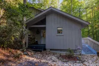 Secluded Retreat - Screened HotTub, Resort Pools, Fast WiFi Hotels in Cosby