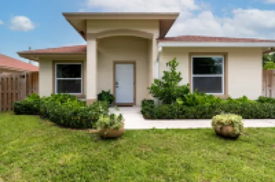 Modern Romantic Tropical Poolside Retreat! のホテル