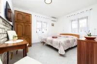 Apartments and Room Silvana - Pensions