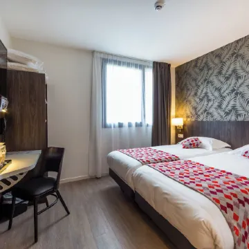 Brit Hotel - Hotel de l'Hippodrome Отели в г. Плоэрмель