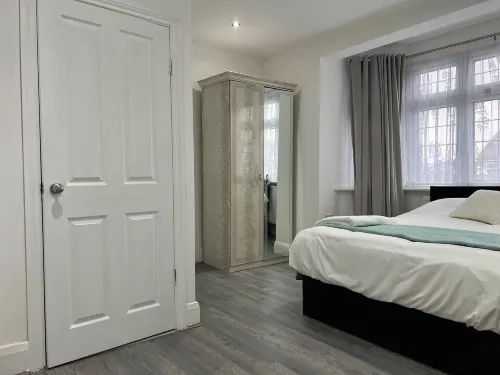Inviting 2-Bed Apartment in Ilford Hotels in Woodford
