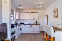 Rayleigh Retreat-spacious Family 3 Bed Apartment Hotels in Rayleigh