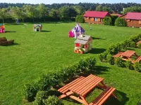 Domy wakacyjne z tarasem, blisko plaży Hotele w: Jarosławiec