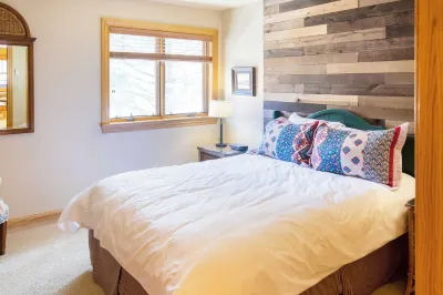 Cimarron Lodge 22 by AvantStay Ski-InSki-Out Property in Complex w Two Hot Tubs Permit12986