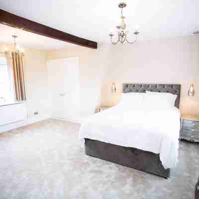 The Farmhouse - Sleeps 12 with Private Grounds Rooms