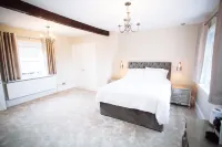 The Farmhouse - Sleeps 12 with Private Grounds - 3-Star