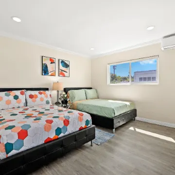 Sunny & Cheerful Near I-10 ~ Queen Beds ~ Parking